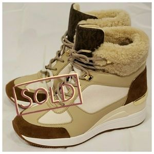 Sale! Beautiful Michael Kors liv boots